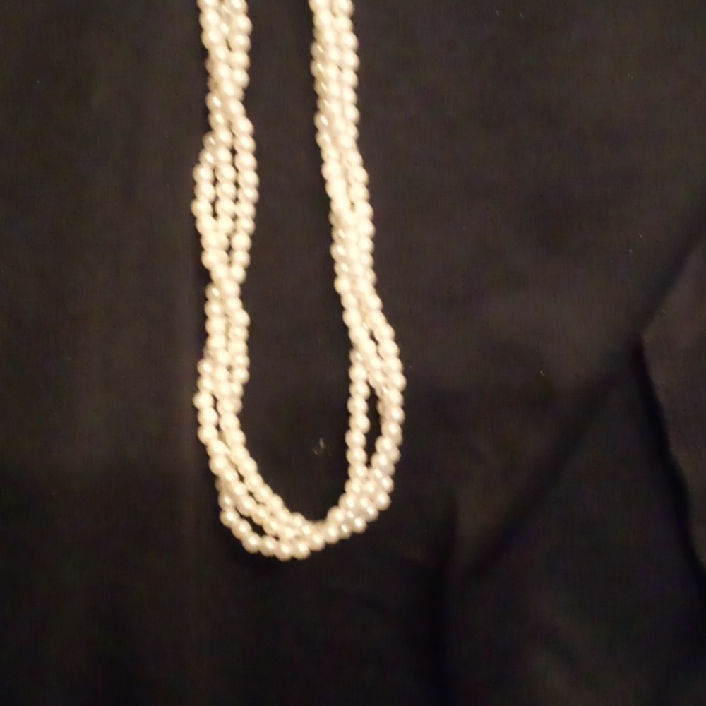 Vintage pearl necklace with gold clasp